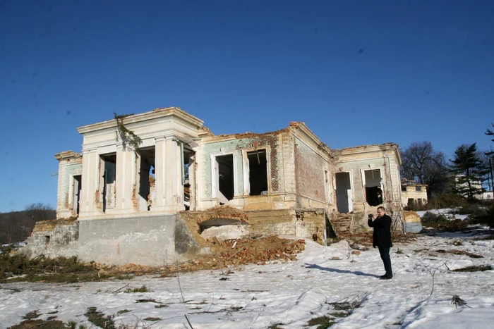 Conacul din Poieni a ajuns o ruină în momentul de faţă. Foto: Ionuţ Benea