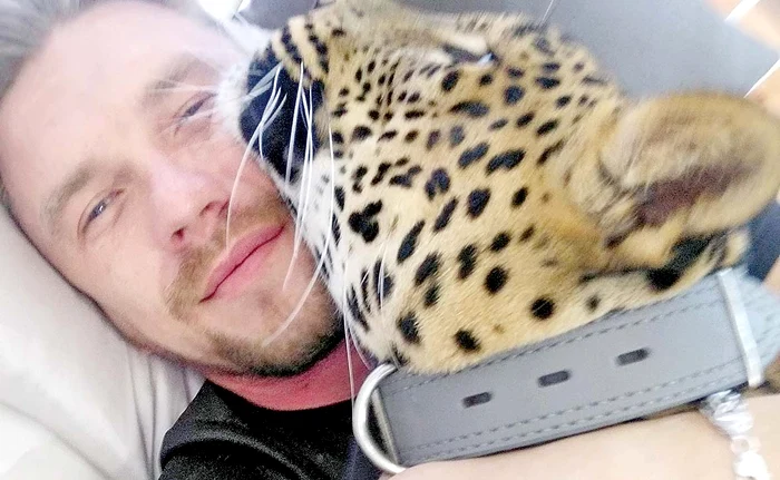 
    Caesar (3 ani) şi prietenul lui Alexander Volkov (30 de ani)Foto: Profimedia  