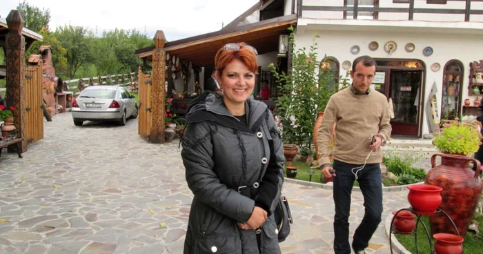 Olguţa Vasilescu a vizitat atelierul unui meşter olar din Horezu. Foto Adevărul