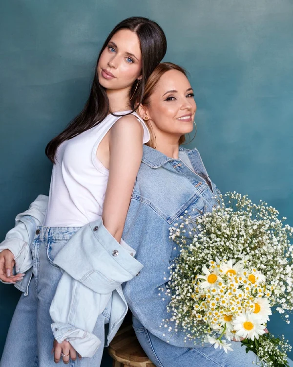 Andreea Marin si fiica sa, Violeta Banica, intr un pictorial funny si elegant Alex Galmeanu, pagina oficiala (1) jpg