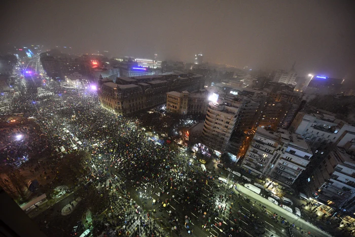 
    Românii din Paris s-au strâns la Turnul EiffelFoto: Facebook Ana-Maria Chirila  