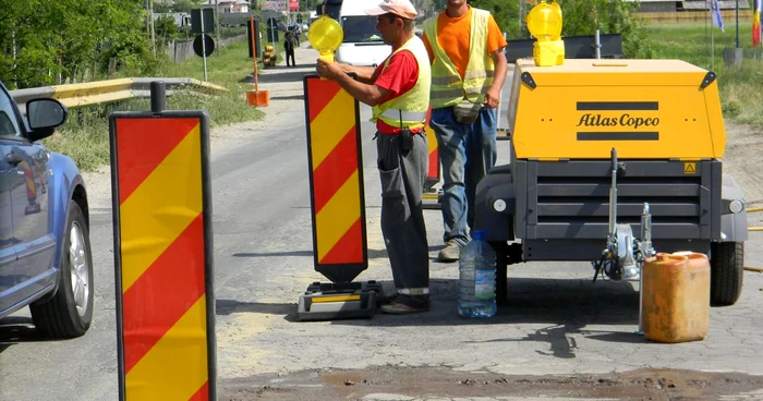 De astăzi se circulă pe o singură bandă pe podul de peste Valea Păuleasca, din comuna Miceşti. Foto: R.N.