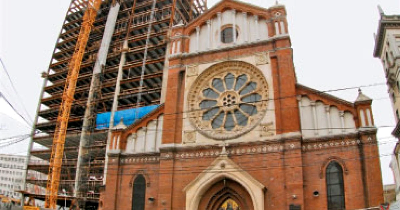 Forma actuală a Cathedral Plaza se datorează chiar arhiepiscopului Robu - dezvoltator