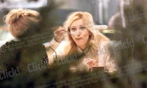 A făcut mai multe figuri  cu lingura între buze jpeg