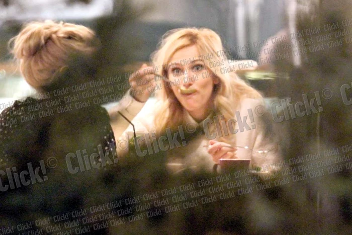 A făcut mai multe figuri cu lingura între buze