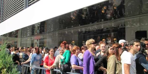 Sute de persoane au stat la coadă