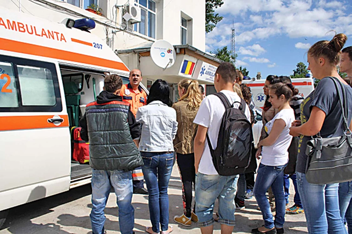 
    Patru fete şi un băiat au fost transportaţi cu ambulanţele la Spitalul dinConstanţa  