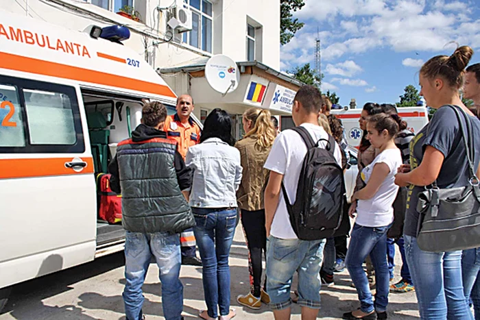 
    Patru fete şi un băiat au fost transportaţi cu ambulanţele la Spitalul dinConstanţa  