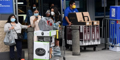 Americani cu cosurile pline de Black Friday in Miami Florida FOTO Profimedia