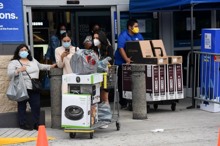 Americani cu coşurile pline de cumpărături de Black Friday 2020, în Miami, Florida. FOTO Profimedia