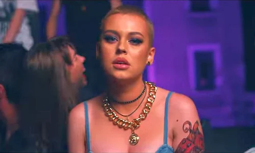 Misha in clipul lui Connect r vinovat jpeg