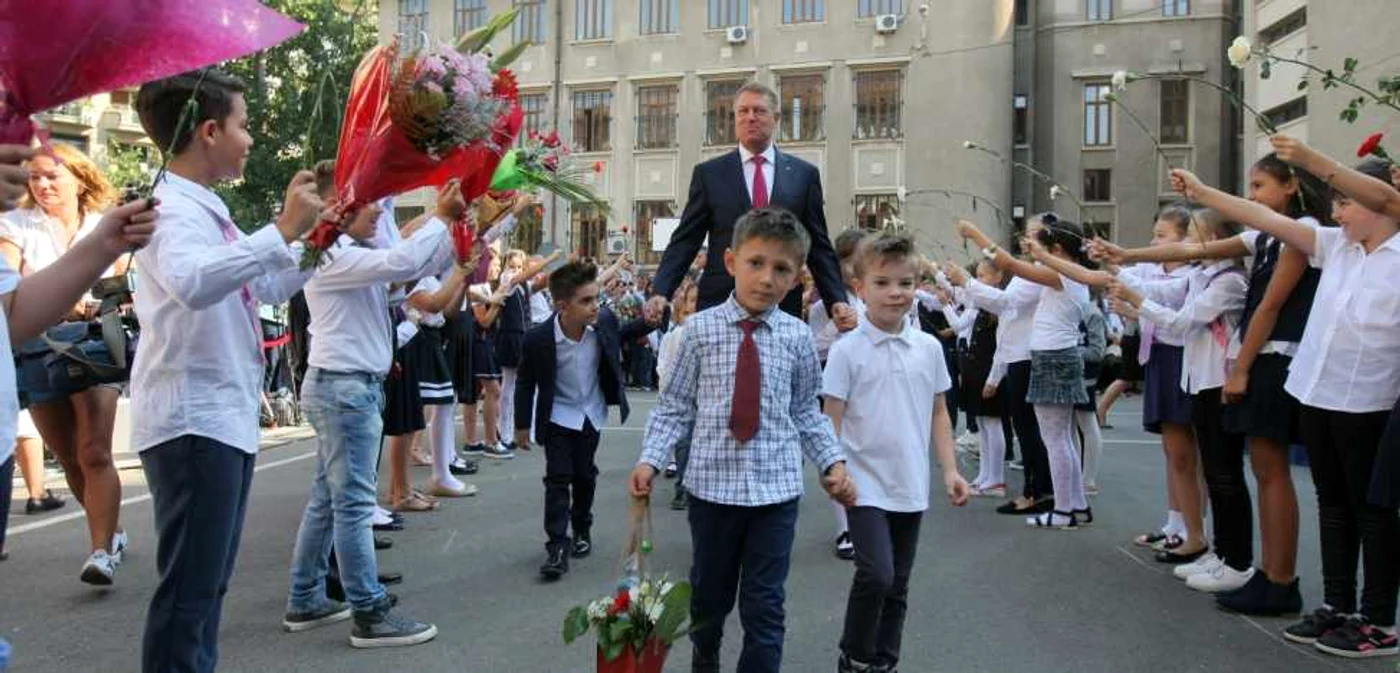 Preşedintele Klaus Iohannis îi conduce pe elevi în prima zi de şcoală FOTO Dorin Constanda
