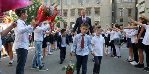 Preşedintele Klaus Iohannis conduce elevii spre clase în timp ce participă la deschiderea anului scolar 2016 - 2017 la liceul Mihai Eminescu din Bucuresti FOTO Dorin Constanda 