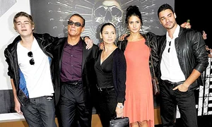 2014  Acum un an pozau în cea mai fericită familie din lume: Kristopher, Jean Claude, Gladys, Bianca şi Nicholas jpeg