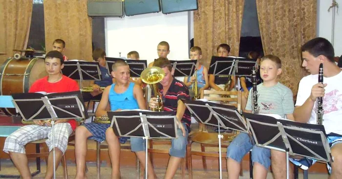 Băieţii din orchestra mică, la repetiţie