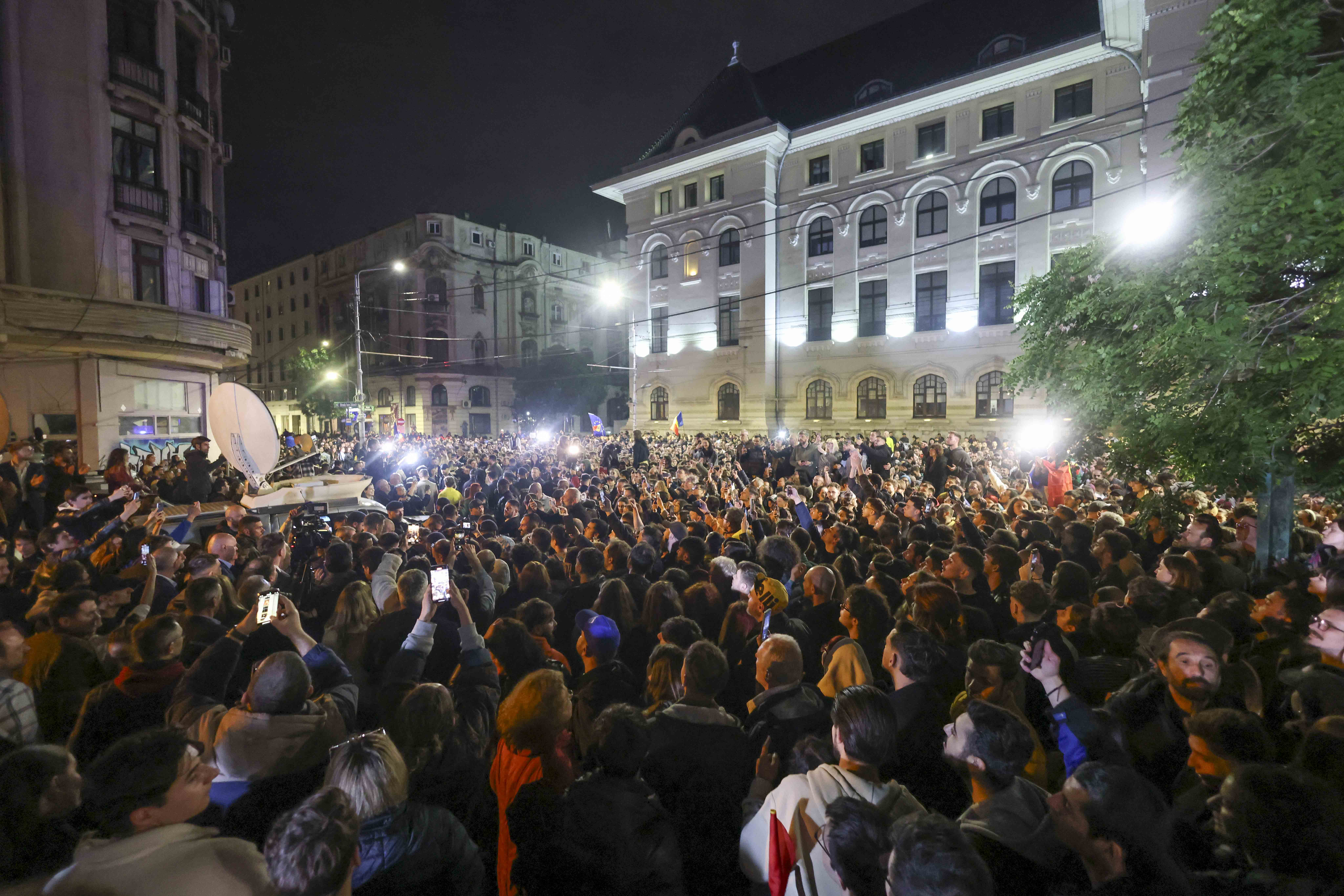 Manifestație spontană, în București, în urma victoriei lui Nicușor Dan. FOTO: Inquam Photos 