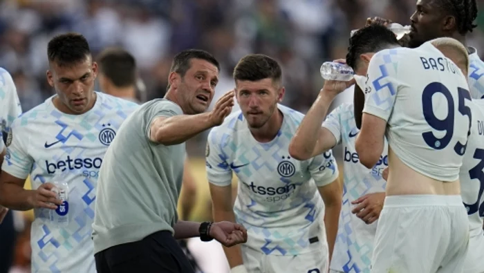 Chivu le arată direcția alor săi cu un fotbal vertical