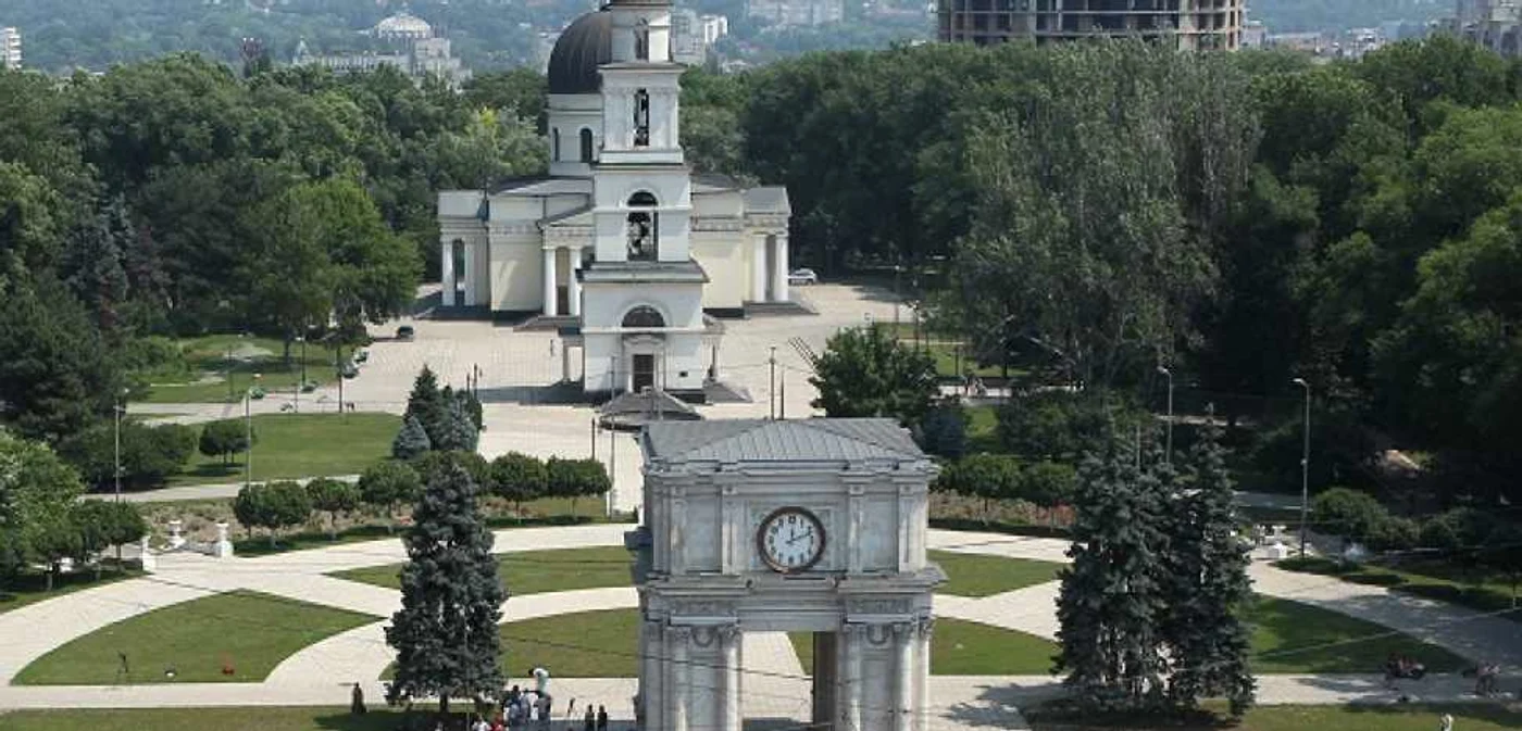 Panorama din centrul orașului este stricata de un bloc de 14 etaje, care se înalță peste turla Catedralei Mitropolitane
