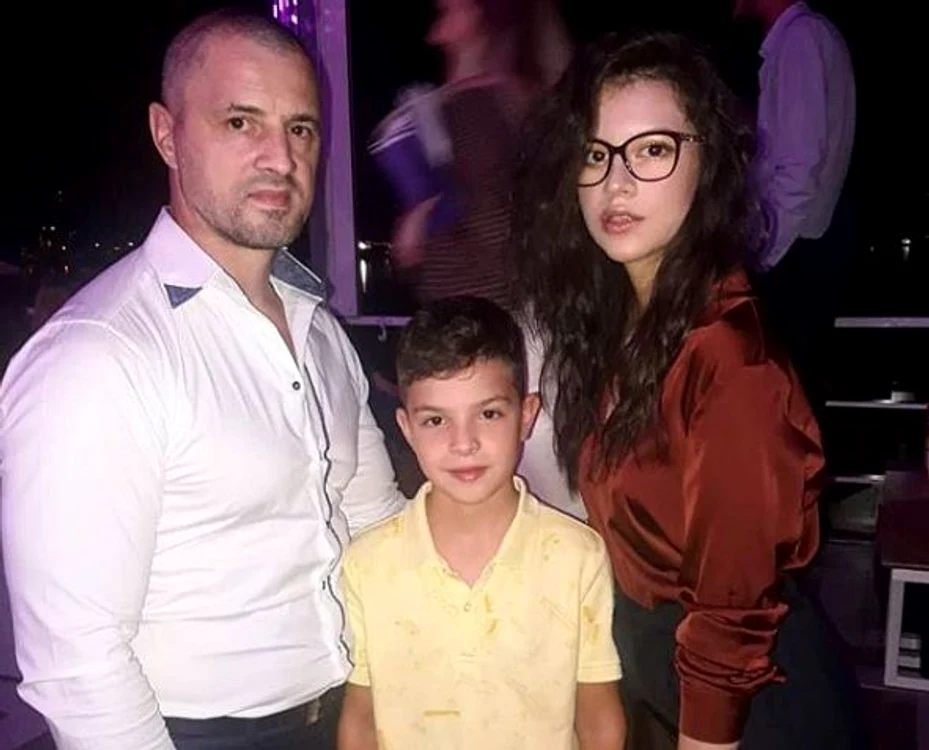 
    Cleopatra Stratan, alături de Pavel, tatăl ei, şi de Cezar, fratele eifoto: Instagram  
