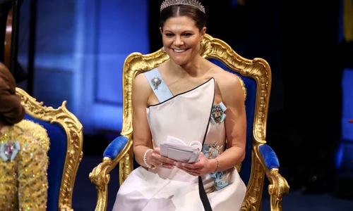Regele Carl al XVI lea Gustaf, Prințul Daniel, Regina Silvia și Prințesa Victoria a Suediei la ceremonia de decernare a Premiilor Nobel 2025, GettyImages (1) jfif