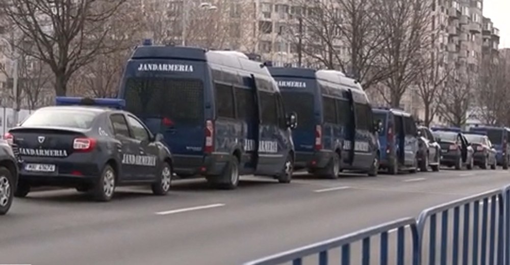 Efective de jandarmi sporite la CCR. Susținătorii lui Călin Georgescu strigă: „Înc-o revoluție!” și „Trădătorii”