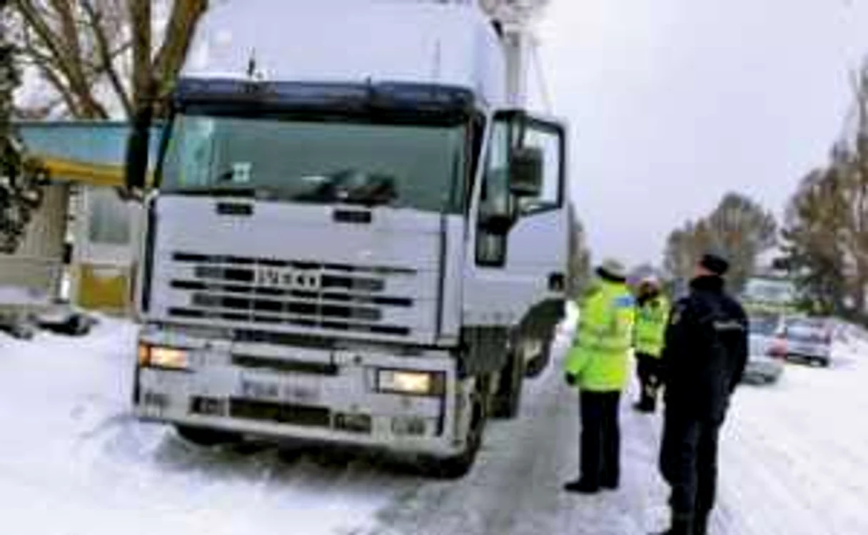 Tir-urile au aşteptat ore bune să fie scoase din zăpadă