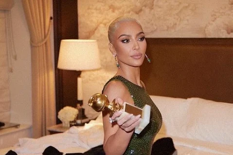 Kim Kardashian, cu rochia lui Marilyn Monroe și Globul de Aur primt de aceasta foto: instagram