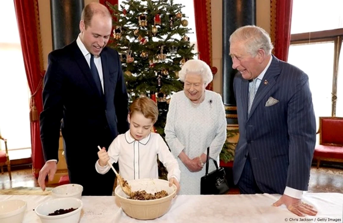 Prințul George a făcut budincă cu tatăl și bunicul lui, supravegheați de Regină