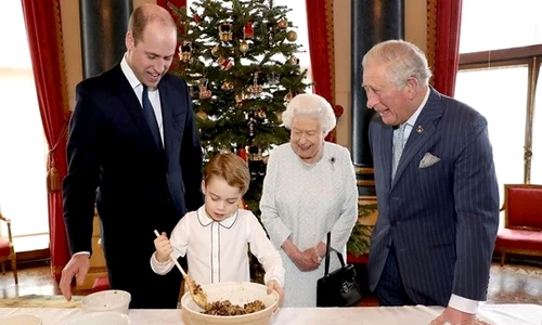 Prințul George a făcut budincă cu tatăl și bunicul lui, supravegheați de Regină jpeg