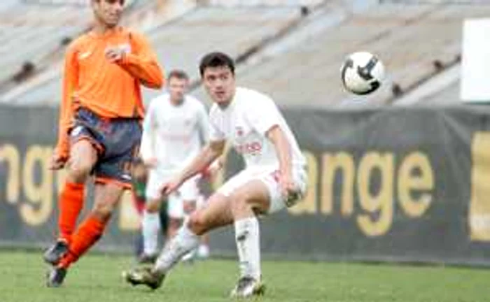 Anton Petrea, în duel cu Laurenţiu Rus de la Dinamo (foto: ProSport)