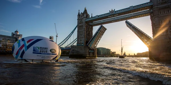 Balonul gigant Land Rover de forma unei mingi de rugby cu o inalţime de 8.2 metri trece pe Tamisa  pe sub Tower Bridge  promovare pentru Cupa Mondială de rugby 2015 în Londra Anglia FOTO AP