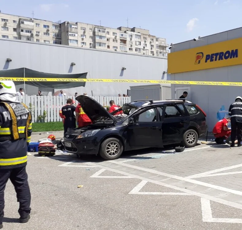 
    În portbagajul mașinii se afla o butelie cu gaz care ar fi declanșat explozia Sursă foto: ISU București-Ilfov  