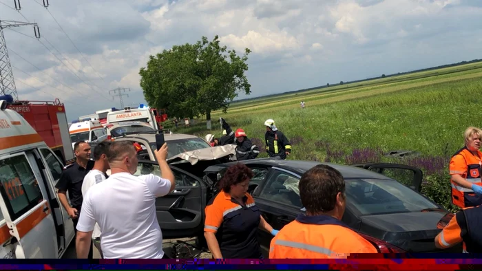 Oamenii legii încercă să stabilească acum cauza producerii accidentului.