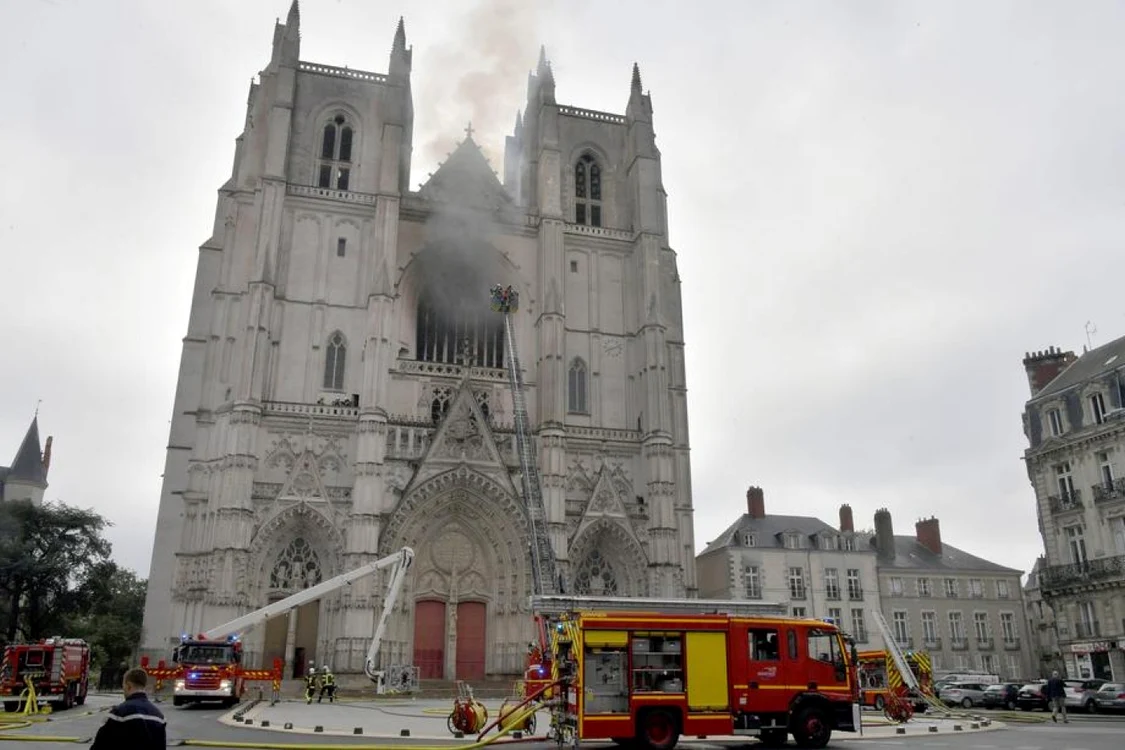 Incendiu la catedrala din Nantes FOTO EPA-EFE