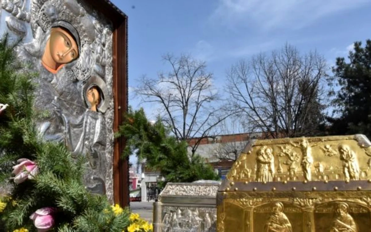 Icoana făcătoare de minuni a Mănăstirii Dintr-un Lemn Vâlcea în procesiune Foto Arhiepiscopia Râmnic