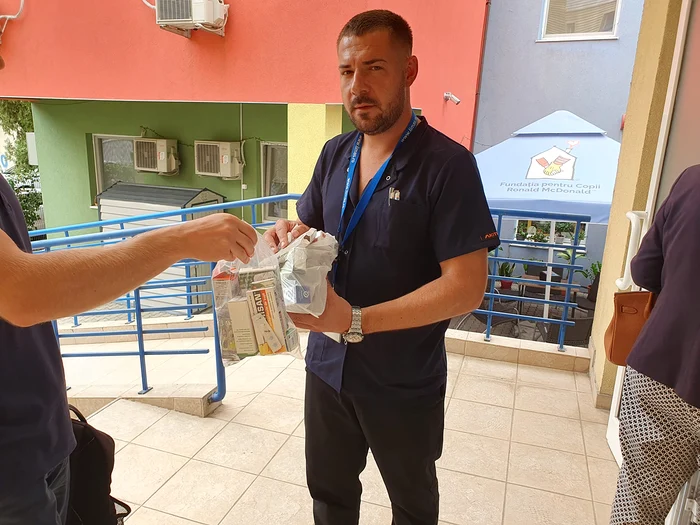Asistentul medical Vlad Oprea preia medicamentele. Foto: Adrian Popescu