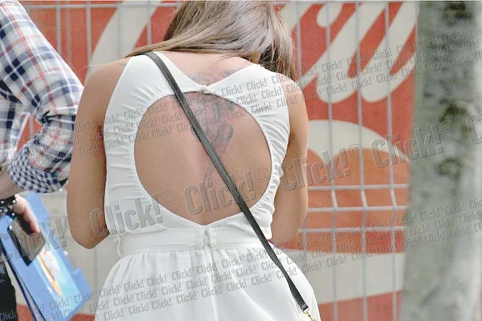 Roxana Vancea (22 de ani) a întors privirile pe stradă cu rochiţa ei albă (Fotografii: Blitz)