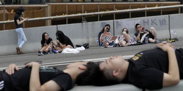Protestatari din Hong Kong stand jos la intrarea in complexul de cladiri guvernamentale
