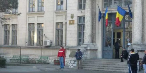 Tribunalul Mehedinți funcționează într-o clădire construită în 1898