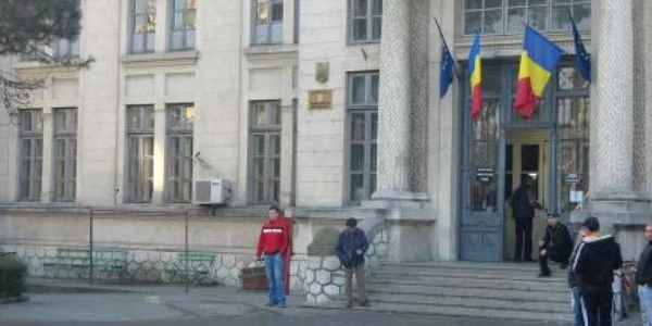Tribunalul Mehedinți funcționează într-o clădire construită în 1898