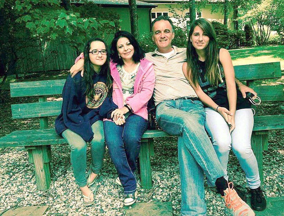 Solista, liniştită în sânul  familiei, alături de soţul  Glenn Muttart şi fiicele  Adriana şi Sanda 