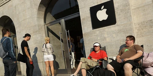 Doi fani Apple şi-au aşezat tabăra în faţa magazinului Apple din Berlin înainte de începerea vânzărilor de iPhone 7 la Berlin Germania FOTO Guliver /Getty Images / Sean Gallup