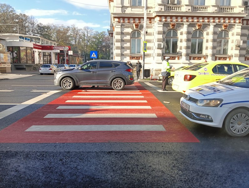Codul Rutier 2025. Regula pe care șoferii trebuie să o respecte când trecerea de pietoni este pe linia de tramvai 