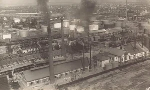 Vedere aeriană a Rafinăriei Astra Română, în perioada interbelică (© iMAGO Romaniae)