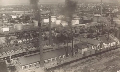 Vedere aeriană a Rafinăriei Astra Română, în perioada interbelică (© iMAGO Romaniae)