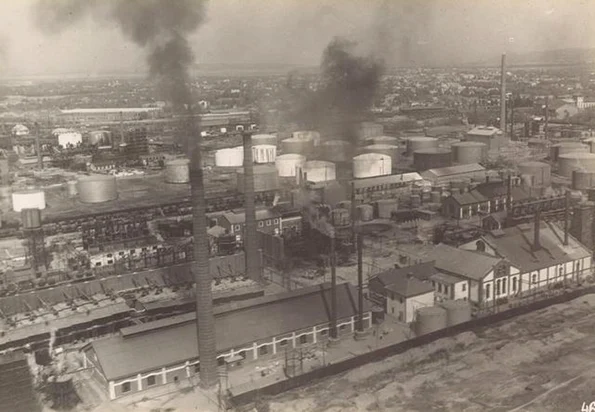 Vedere aeriană a Rafinăriei Astra Română, în perioada interbelică (© iMAGO Romaniae)