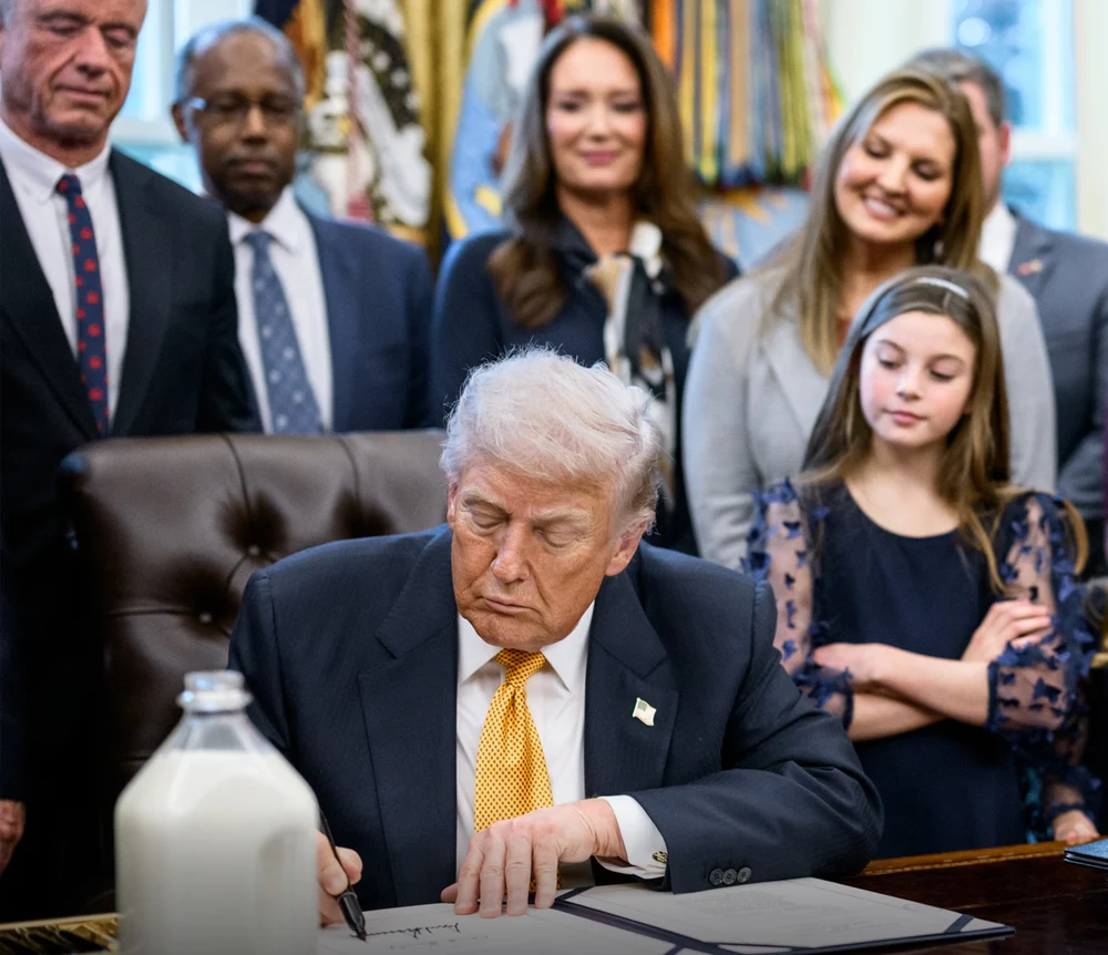 Lumea imprevizibilă a lui Donald Trump: de la laptele din școli la amenințări cu bombardarea Iranului