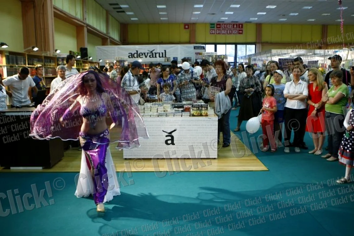 Amira a dansat senzual la standul Editurii Adevărul de la Bookfest. (Foto: Eduard Enea)