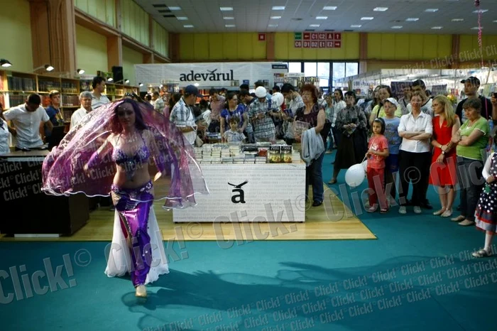 Amira a dansat senzual la standul Editurii Adevărul de la Bookfest. (Foto: Eduard Enea)