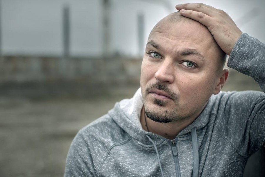 Puya, nervos după ce i-a fost întrerupt concertul pentru un fan urcat pe un stâlp: „Ești de la Poliție? Treaba lui dacă vrea să stea acolo”